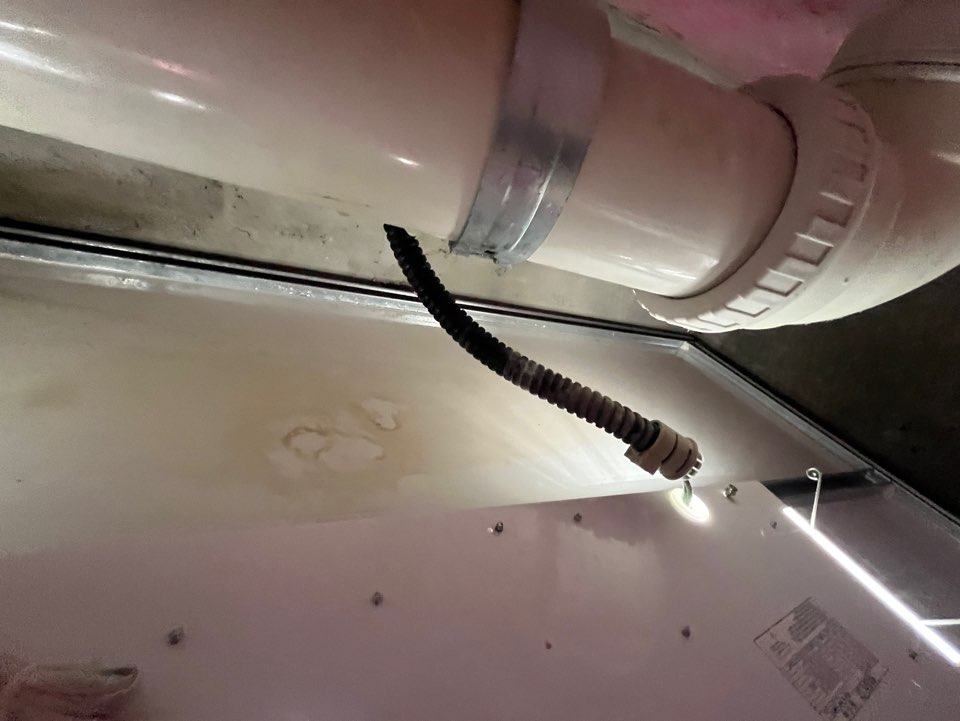 아랫집 천장 마감판 위로 물이 고였던 자국