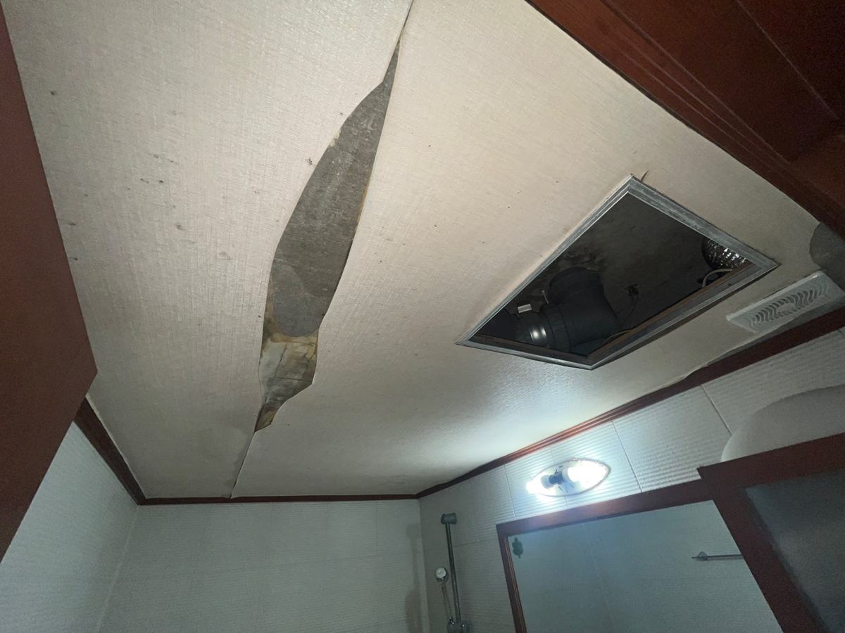 아랫집 거실 화장실 천장. 마감이 들뜨고 갈라져 있었습니다