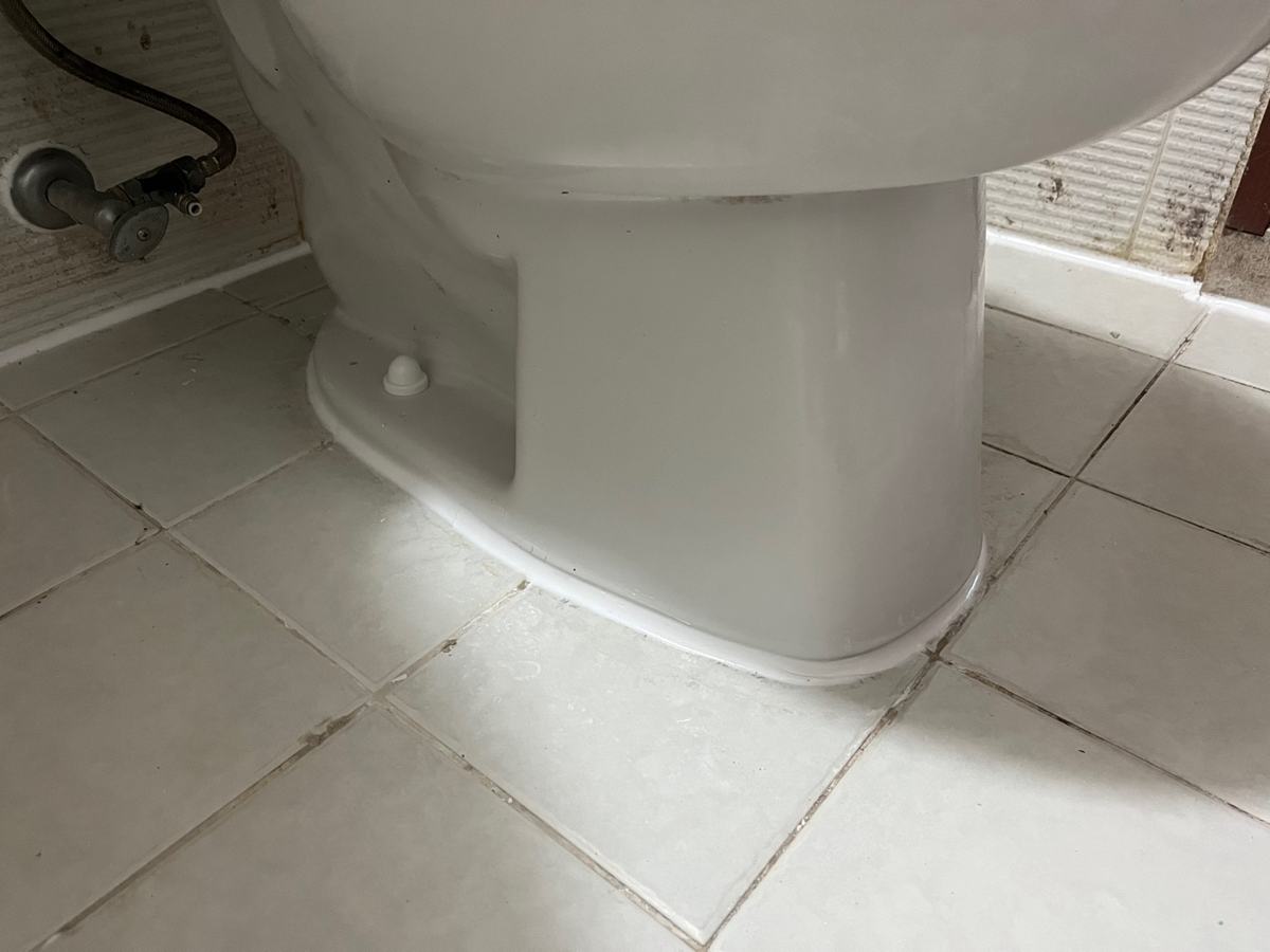 변기를 다시 앉히고 둘레를 실리콘으로 마감했습니다