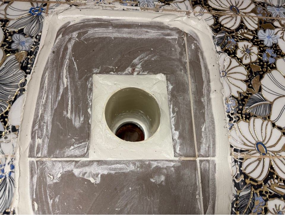 변기를 뜯고 변기 자리를 방수했습니다