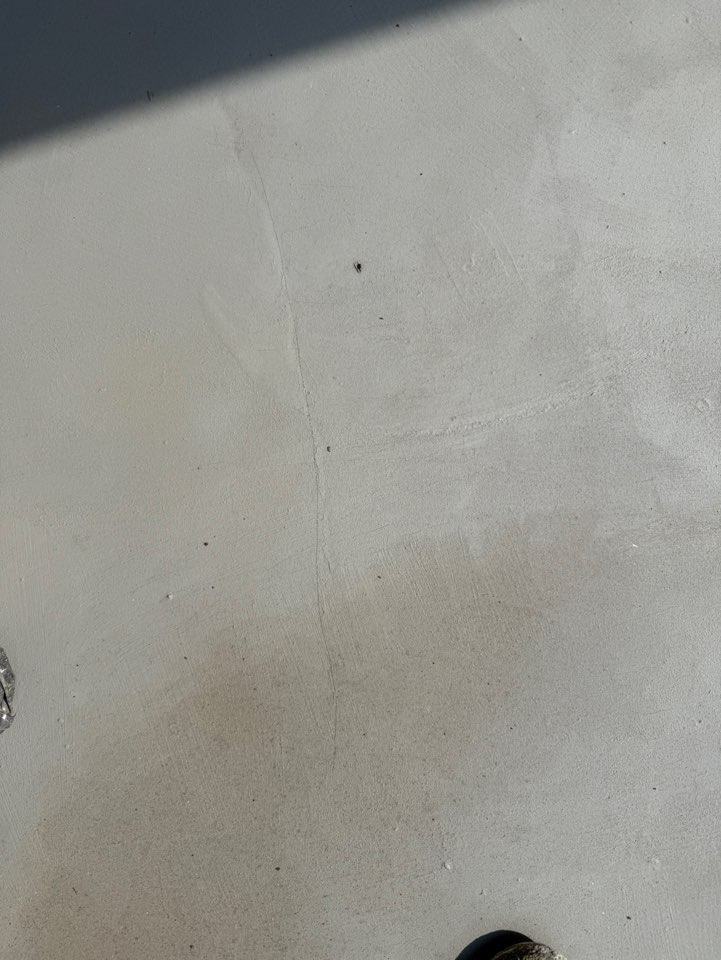 물 자국이 남은 바닥의 금