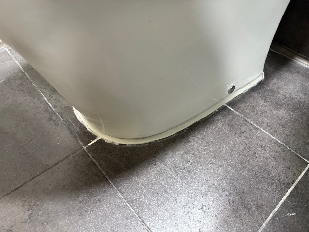 변기를 다시 앉히고 둘레를 실리콘으로 마감했습니다