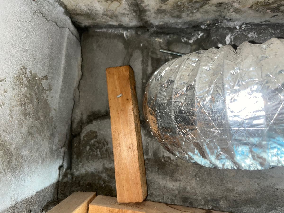 바로 위 천장을 잘라 보니 비트실과 붙은 벽, 환풍 덕트 둘레가 젖어 있었습니다