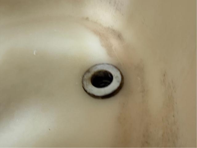 욕조 배수구. 아래 자바라가 풀려 흔들거렸습니다