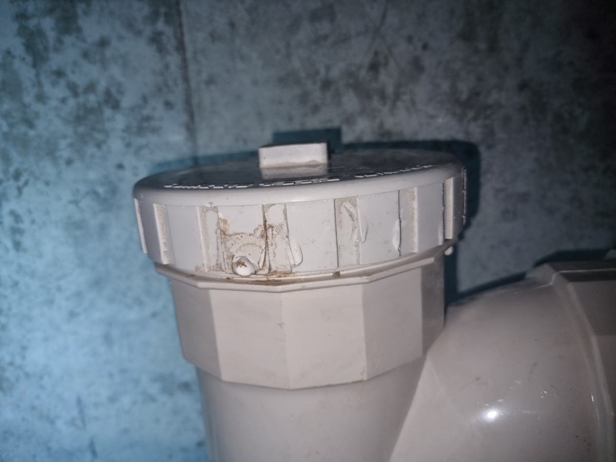 소재구 뚜껑 이음 둘레에 물이 흐른 자국