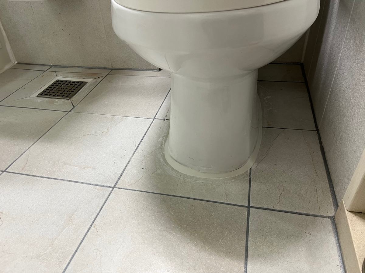 변기를 다시 앉혀 마감했습니다