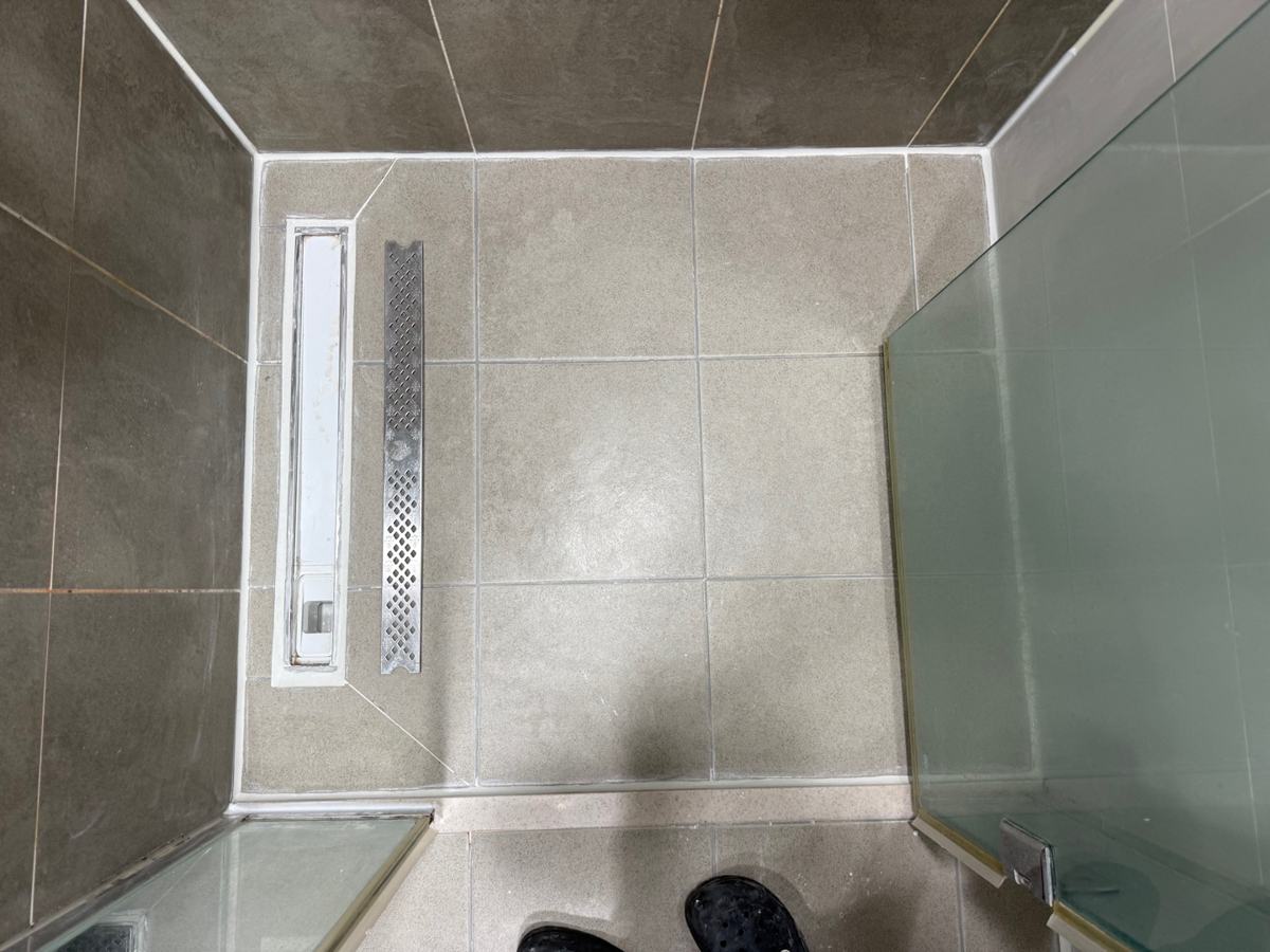 샤워부스 트렌치를 다시 덮어 마감했습니다