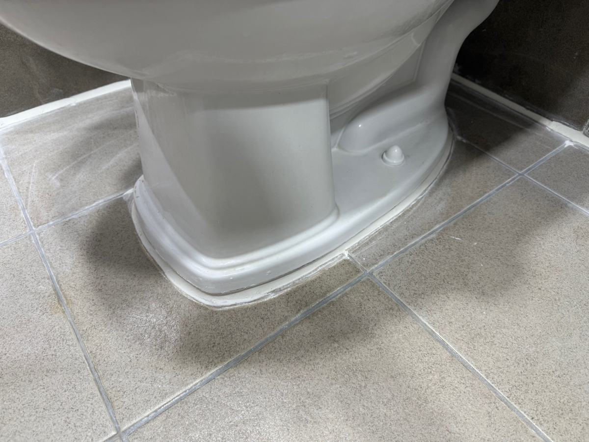 변기를 다시 앉혀 마감했습니다