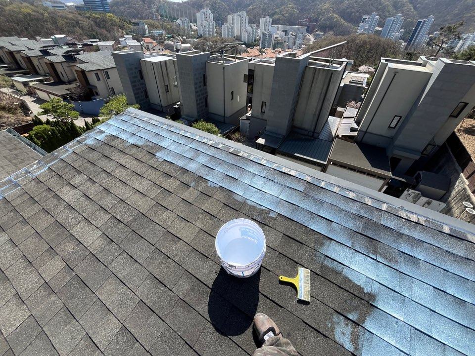 싱글 이음새를 메우고 칠을 시작한 모습