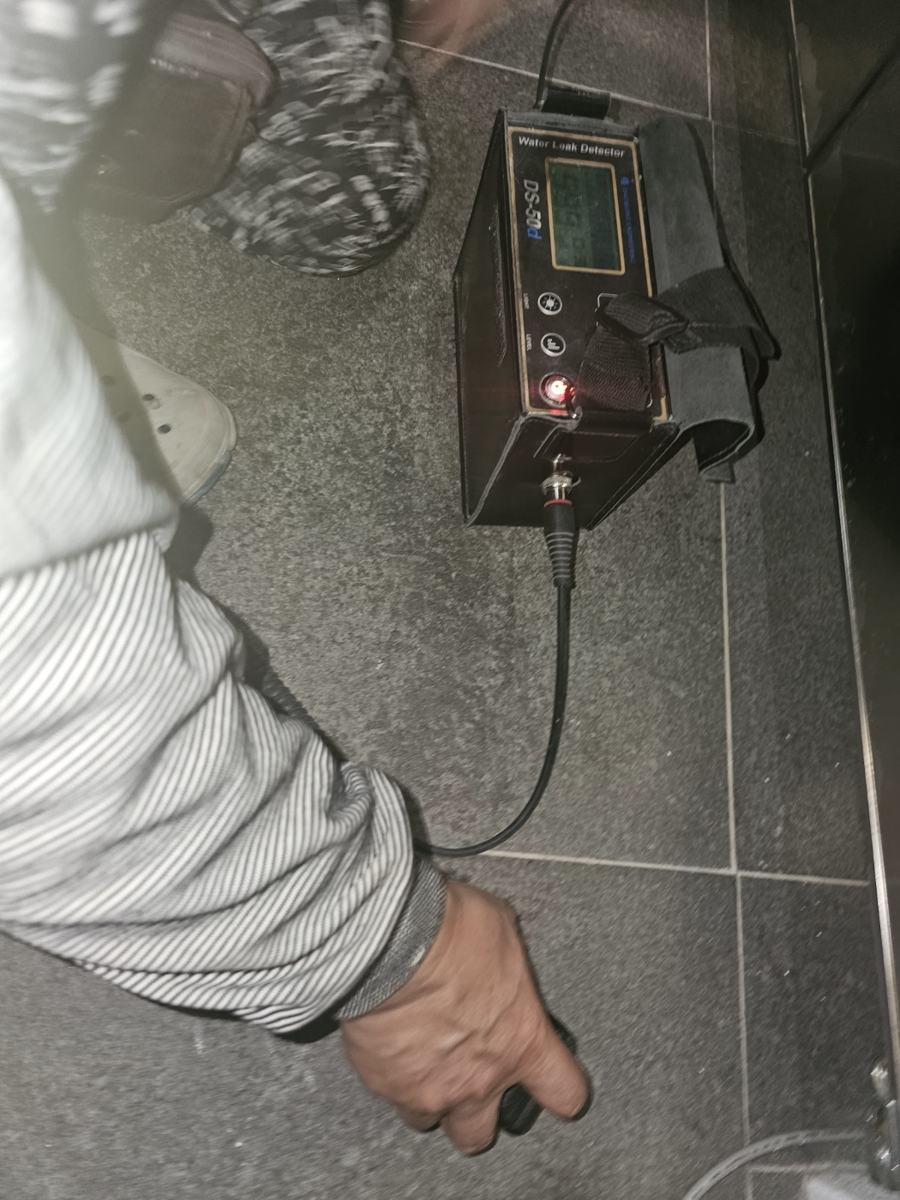 탐지기로 현관 바닥을 짚어 새는 자리를 좁혔습니다