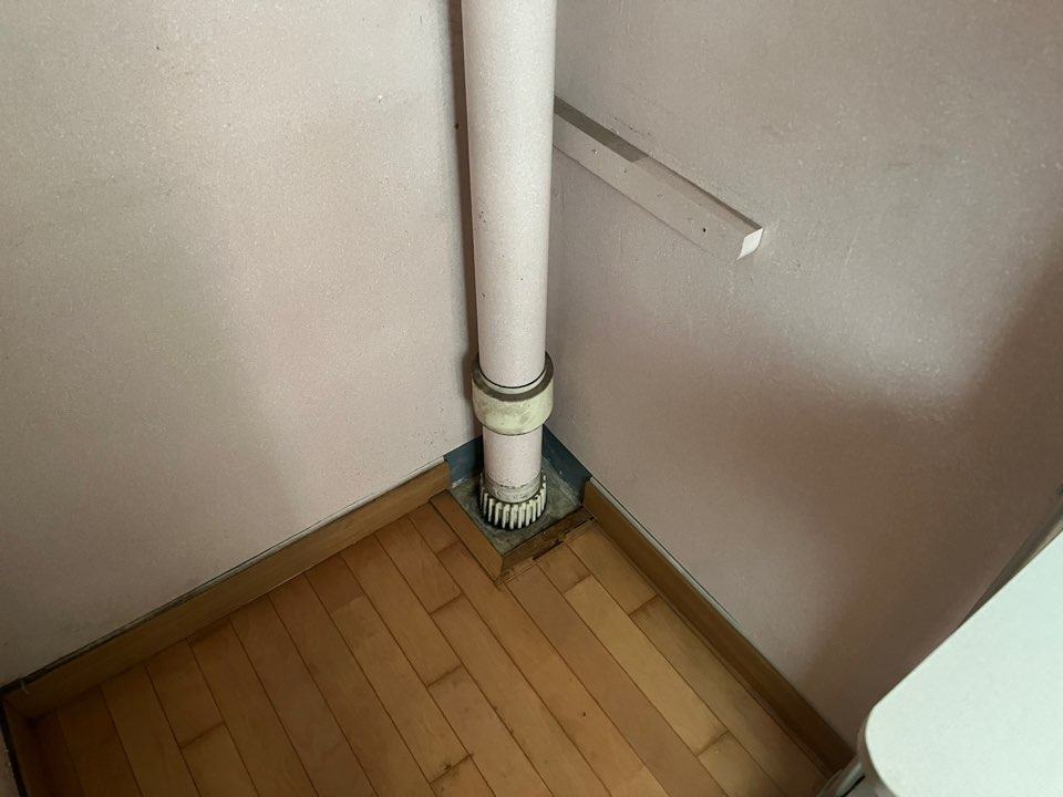 윗집 주방 옆 베란다 끝 우수관