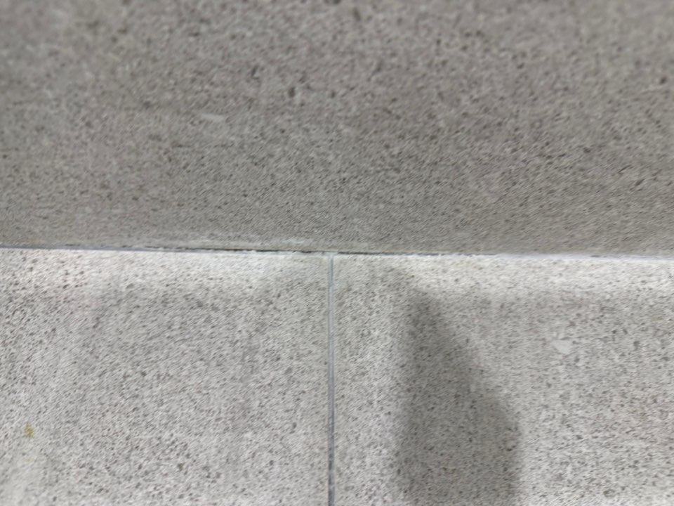 바닥 줄눈은 비둘기색 시멘트로 채워 색을 맞췄습니다