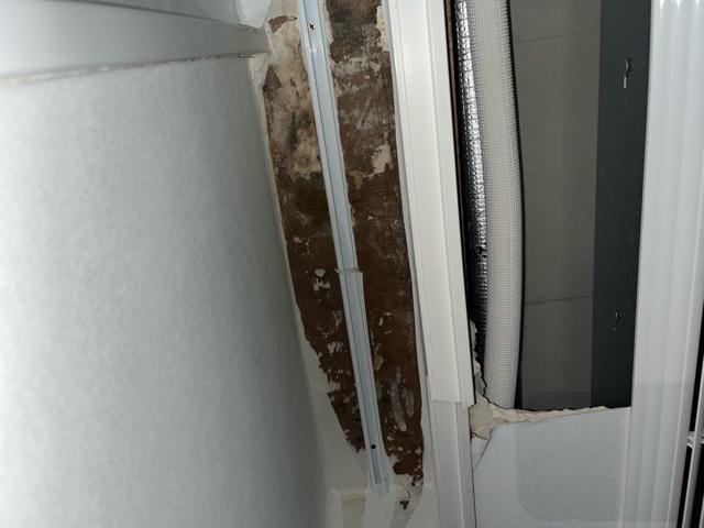 아랫집 안방 커튼박스. 천장과 도배를 뜯어 둔 자리에 물 자국