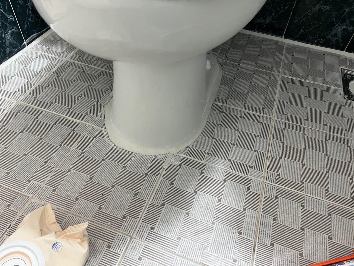 변기를 다시 앉히고 둘레를 마감했습니다