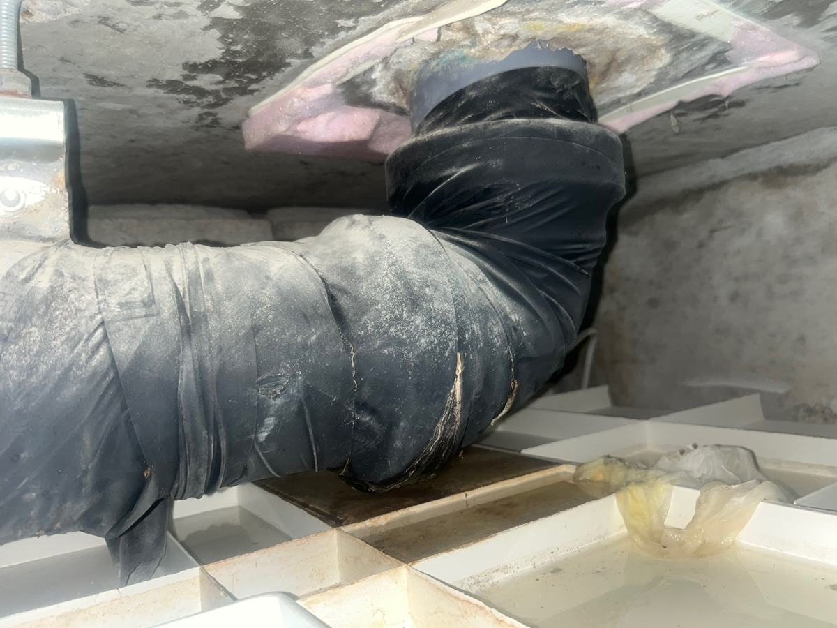 양변기 오수관 엘보 캡에 맺힌 물방울