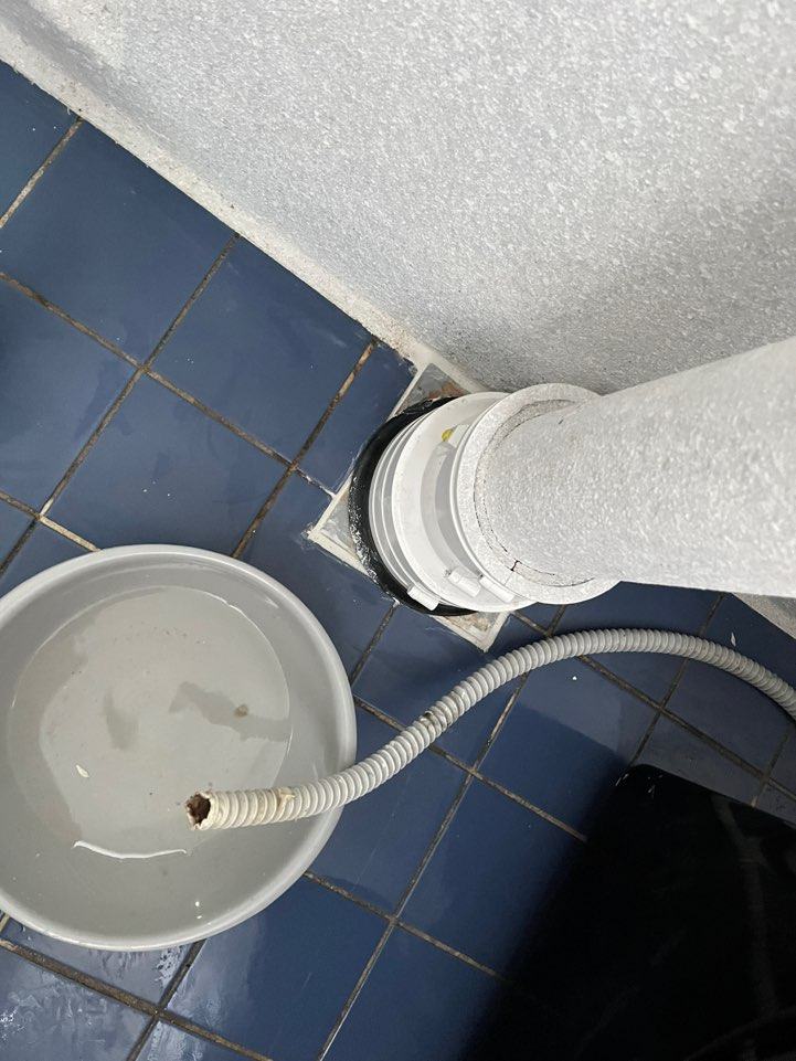 위층에서 내려오는 물이 계속 떨어져, 통에 받아 버리며 작업했습니다
