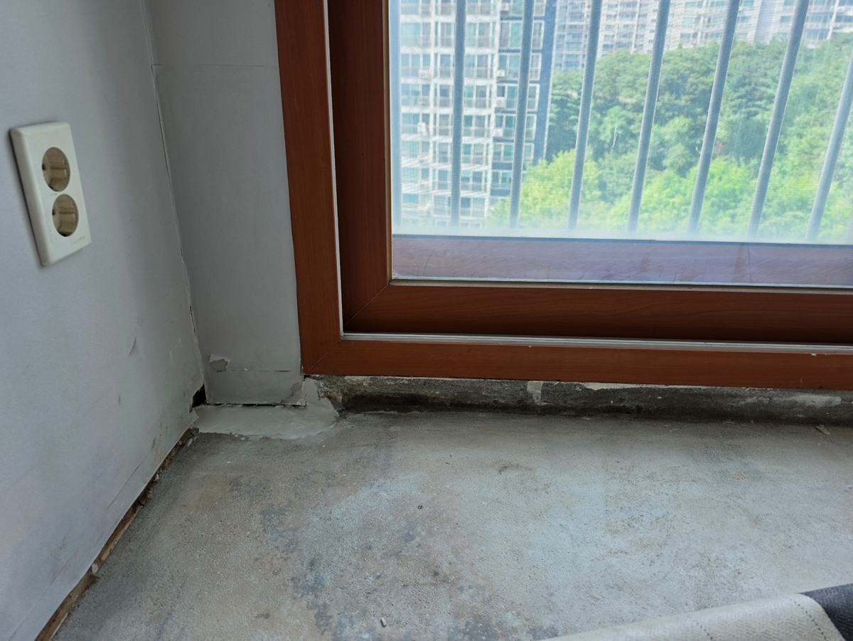 가벽과 도배를 다시 마감한 창가