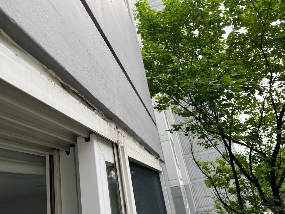 7월에 다시 본 주방 반창 샷시. 위쪽 코킹이 낡아 벌어져 있었습니다