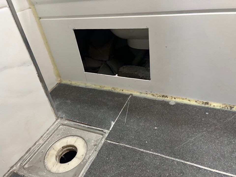 욕조 앞판에 점검구 자리를 내고 안쪽을 확인했습니다