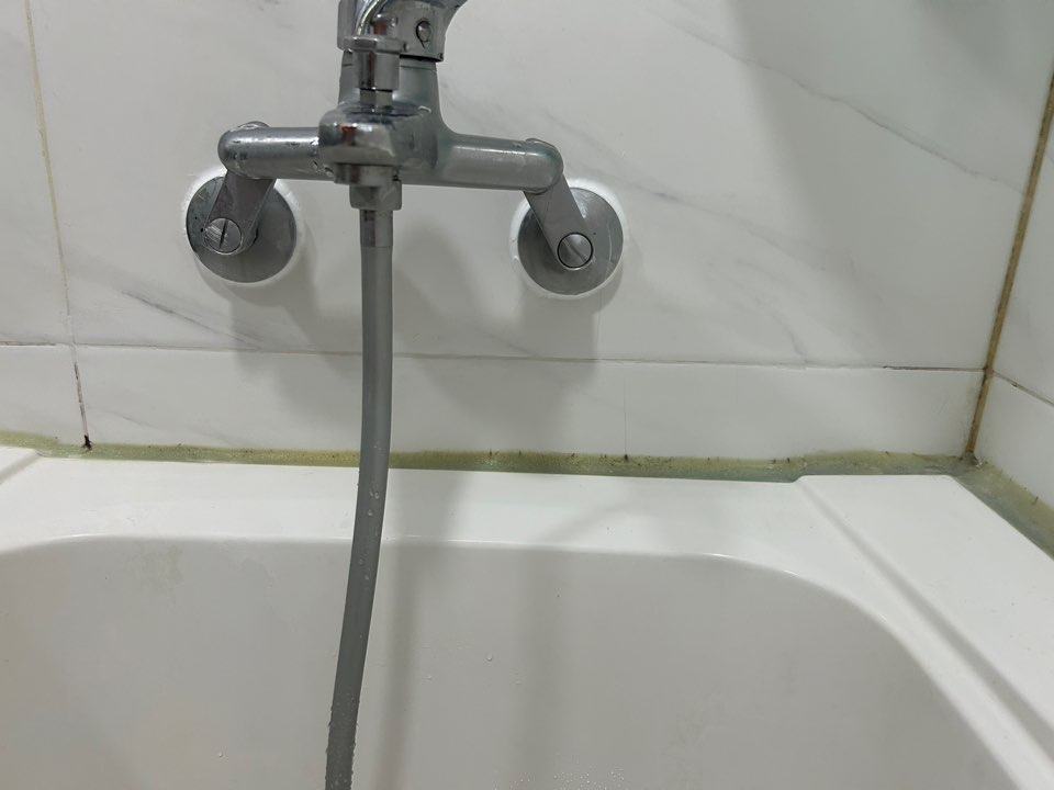 샤워 수전 이음새와 욕조 둘레 줄눈을 방수했습니다