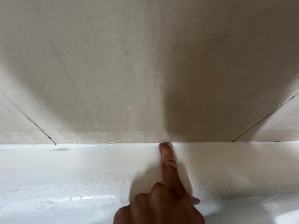 타일 이음새. 전 업체가 쏜 실리콘이 떠 있었습니다