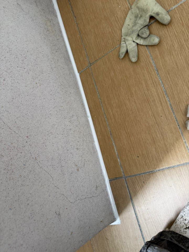 바닥 사이드를 새로 실리콘으로 막았습니다