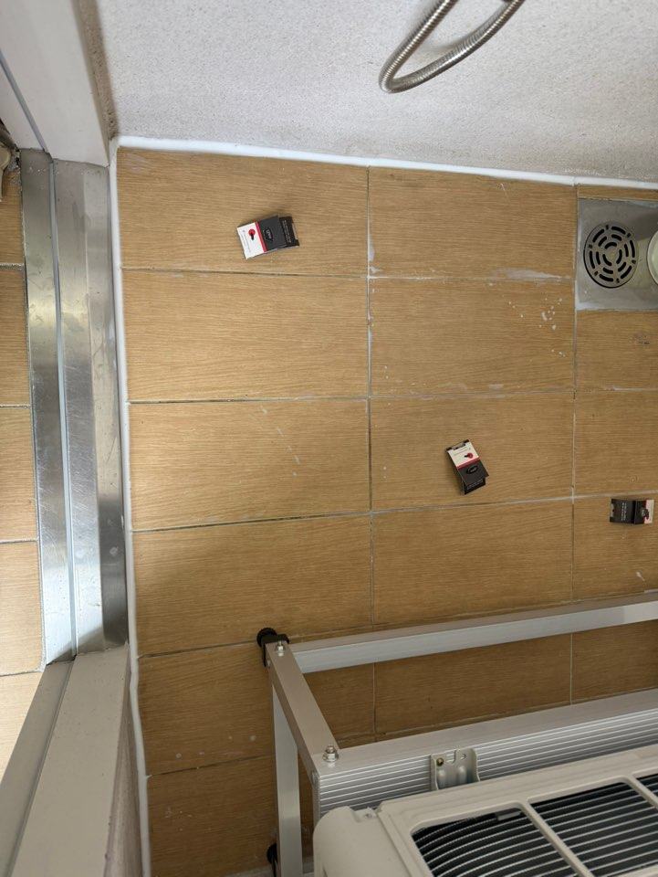 앞베란다 실외기실 바닥. 사이드 두 면을 막았습니다