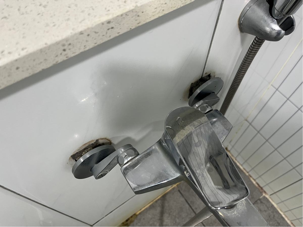 샤워 수전을 고정한 벽 구멍 둘레가 벌어져 있었습니다