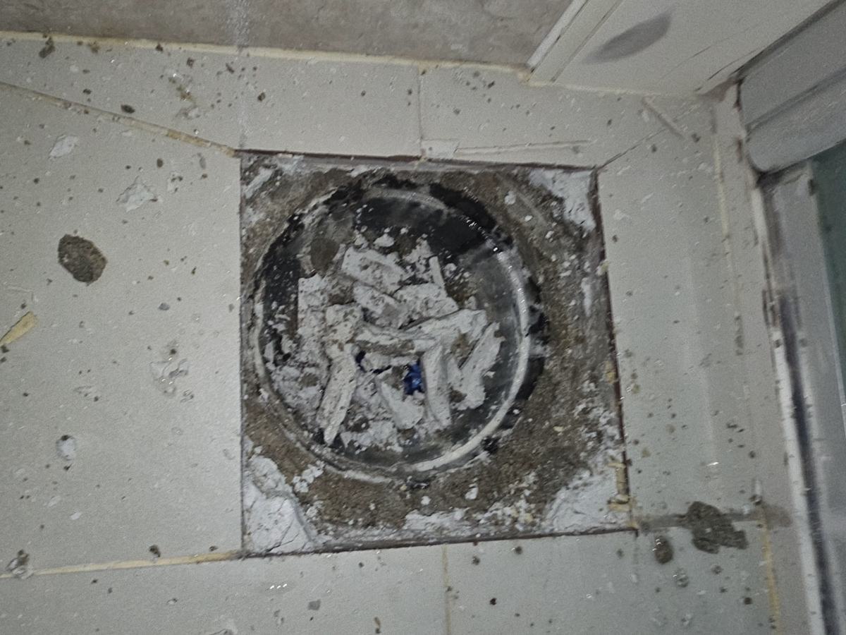 샤워 쪽 육가를 뜯자 안에 찌꺼기가 가득 차 있었습니다