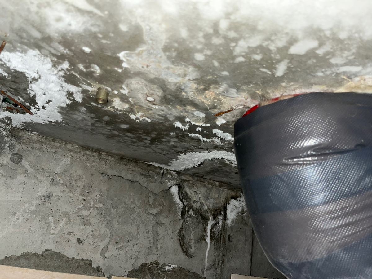 오수관을 따라 물이 흘러내린 자국. 그 위쪽 소제구가 풀려 밑에 물이 고여 있었습니다