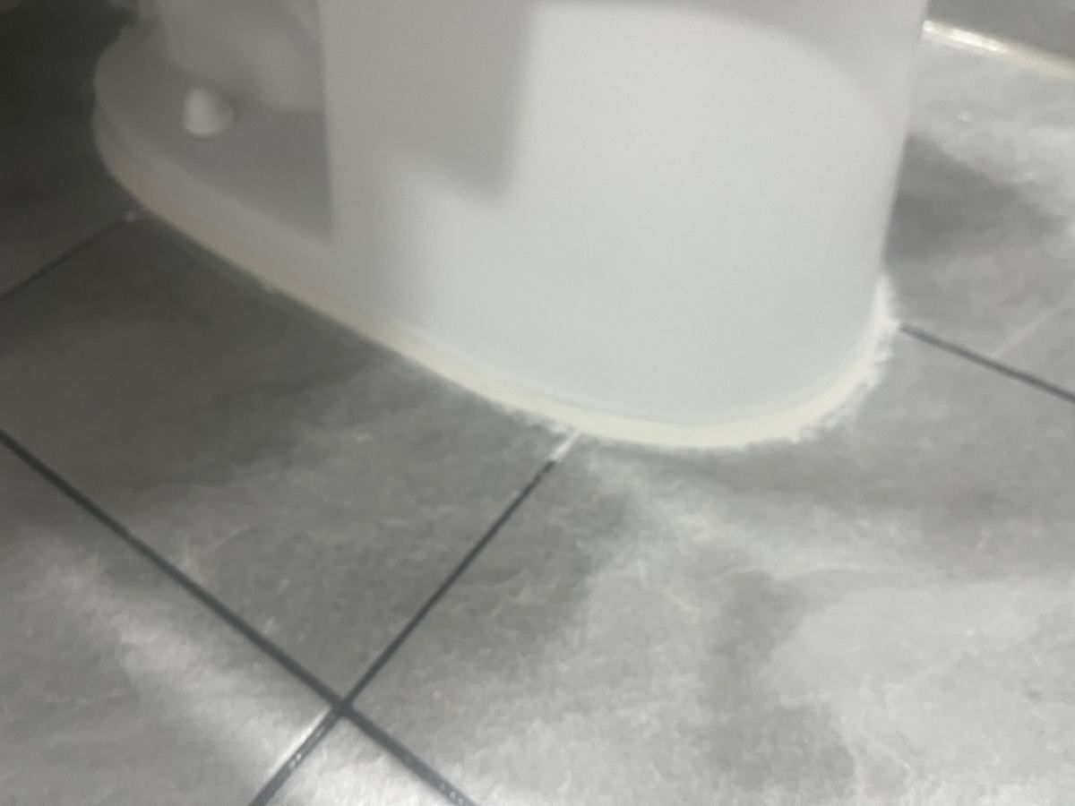 변기를 다시 앉히고 둘레를 마감했습니다